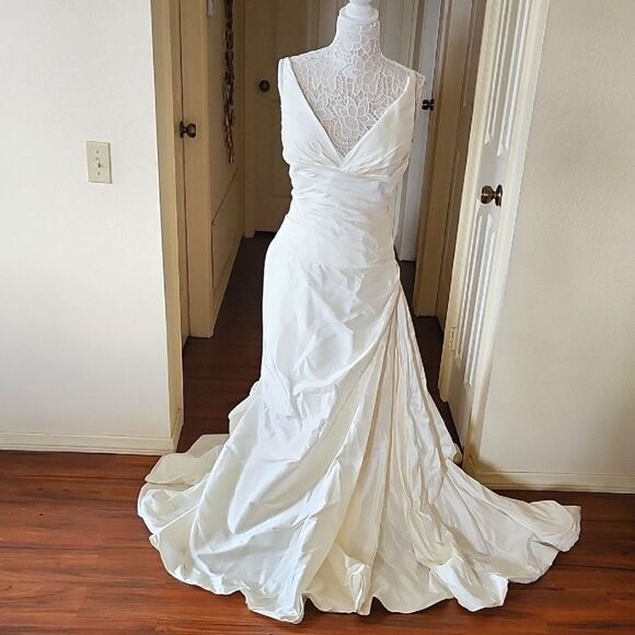 Beautiful Hand Made Wedding Gown - Picture 1 of 16